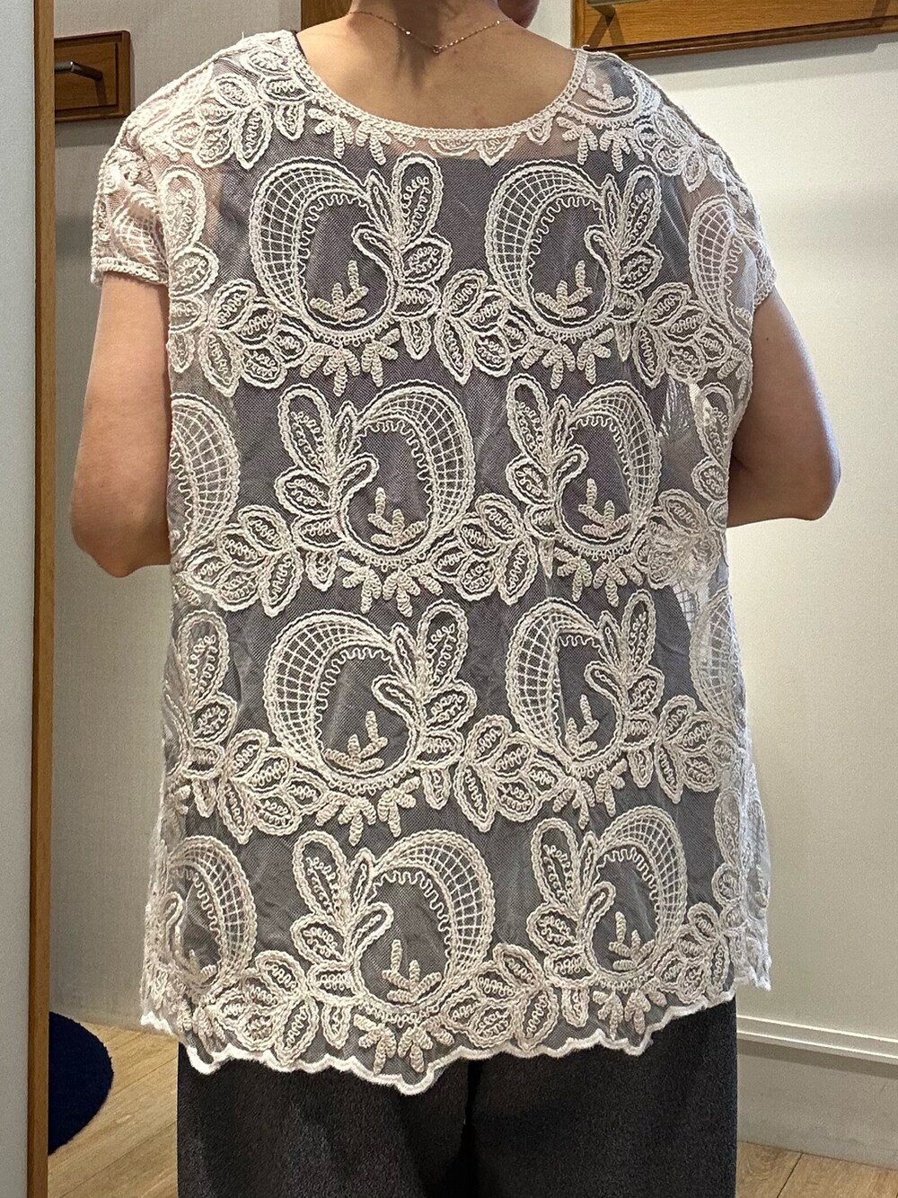 グレー系のシャツ/ブラウス、ホワイト系のシャツ/ブラウス、グレー系のTシャツ/カットソーを着用したレディースの春コーディネートの5枚目の写真