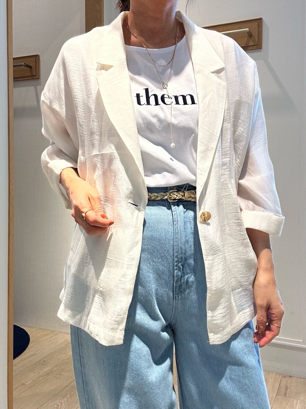 ホワイト系のテーラードジャケット、ホワイト系のTシャツ/カットソー、ブルー系のデニムパンツを着用したレディースの春コーディネートの5枚目の写真