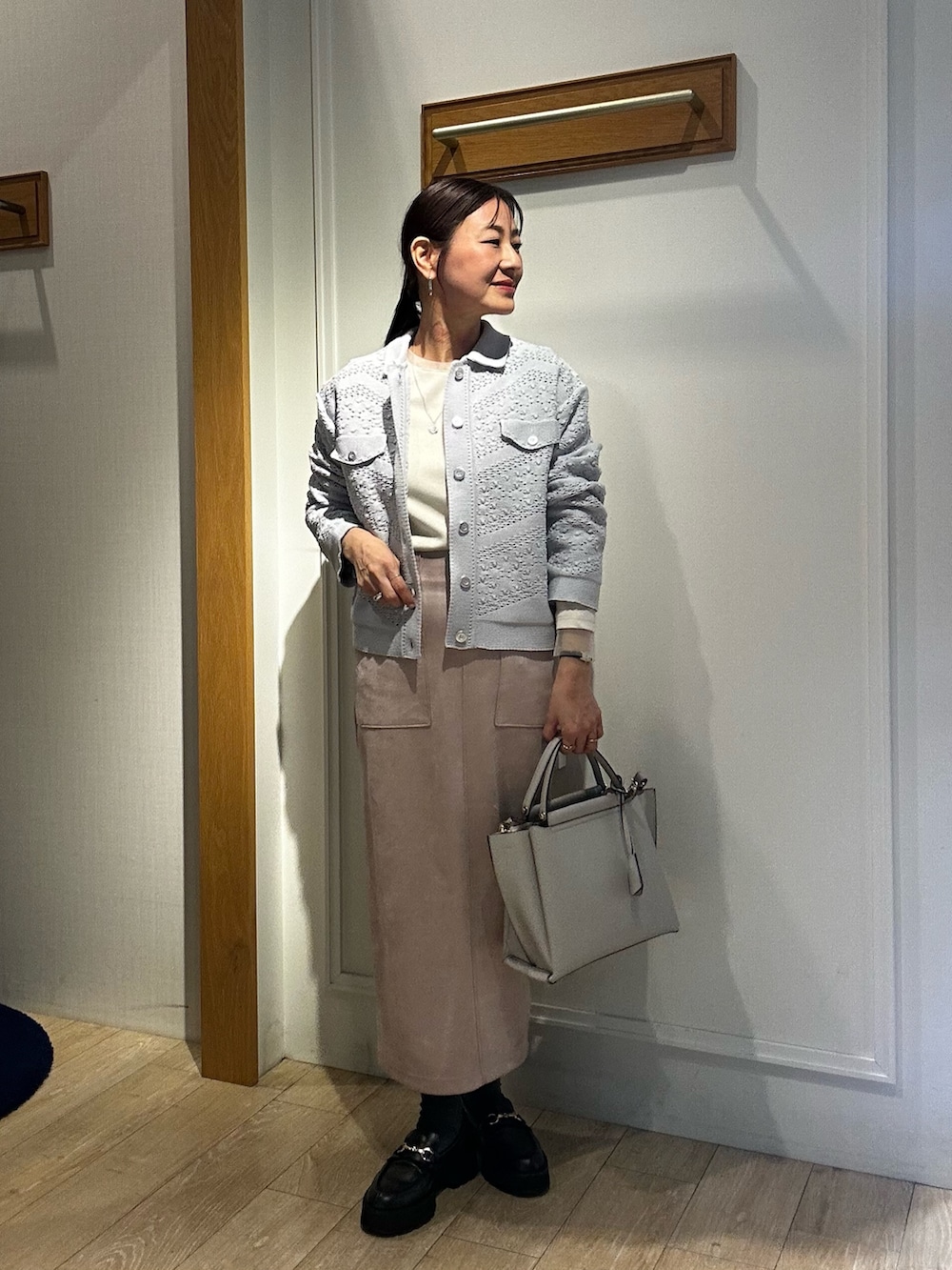 グレー系のカーディガン/ボレロ、ホワイト系のその他パンツ、ホワイト系のTシャツ/カットソーを着用したレディースの冬コーディネートの9枚目の写真