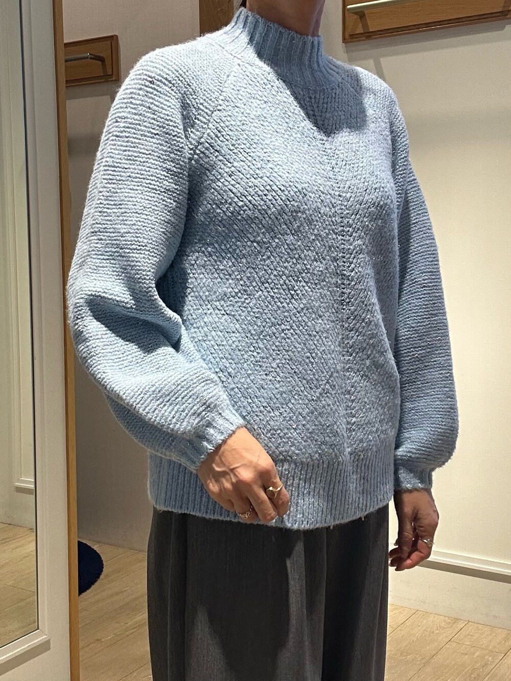 ブルー系のニット/セーターを着用したレディースの冬コーディネートの4枚目の写真