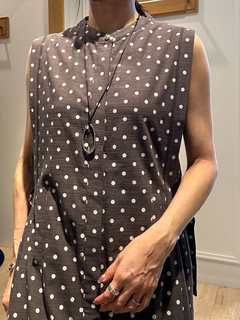 グレー系のワンピース、ブルー系のその他パンツ、グレー系のTシャツ/カットソーを着用したレディースの夏コーディネートの4枚目の写真