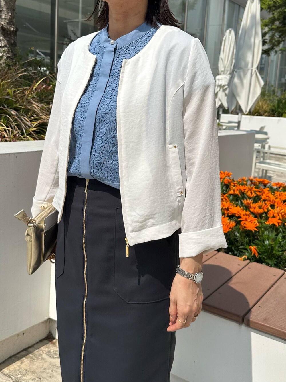 ホワイト系のブルゾン、グレー系のTシャツ/カットソー、グリーン系のスカートを着用したレディースの春コーディネートの6枚目の写真