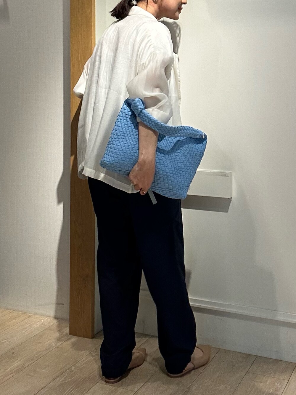 ホワイト系のTシャツ/カットソー、ホワイト系のテーラードジャケット、ブルー系のその他パンツを着用したレディースの春コーディネートの3枚目の写真