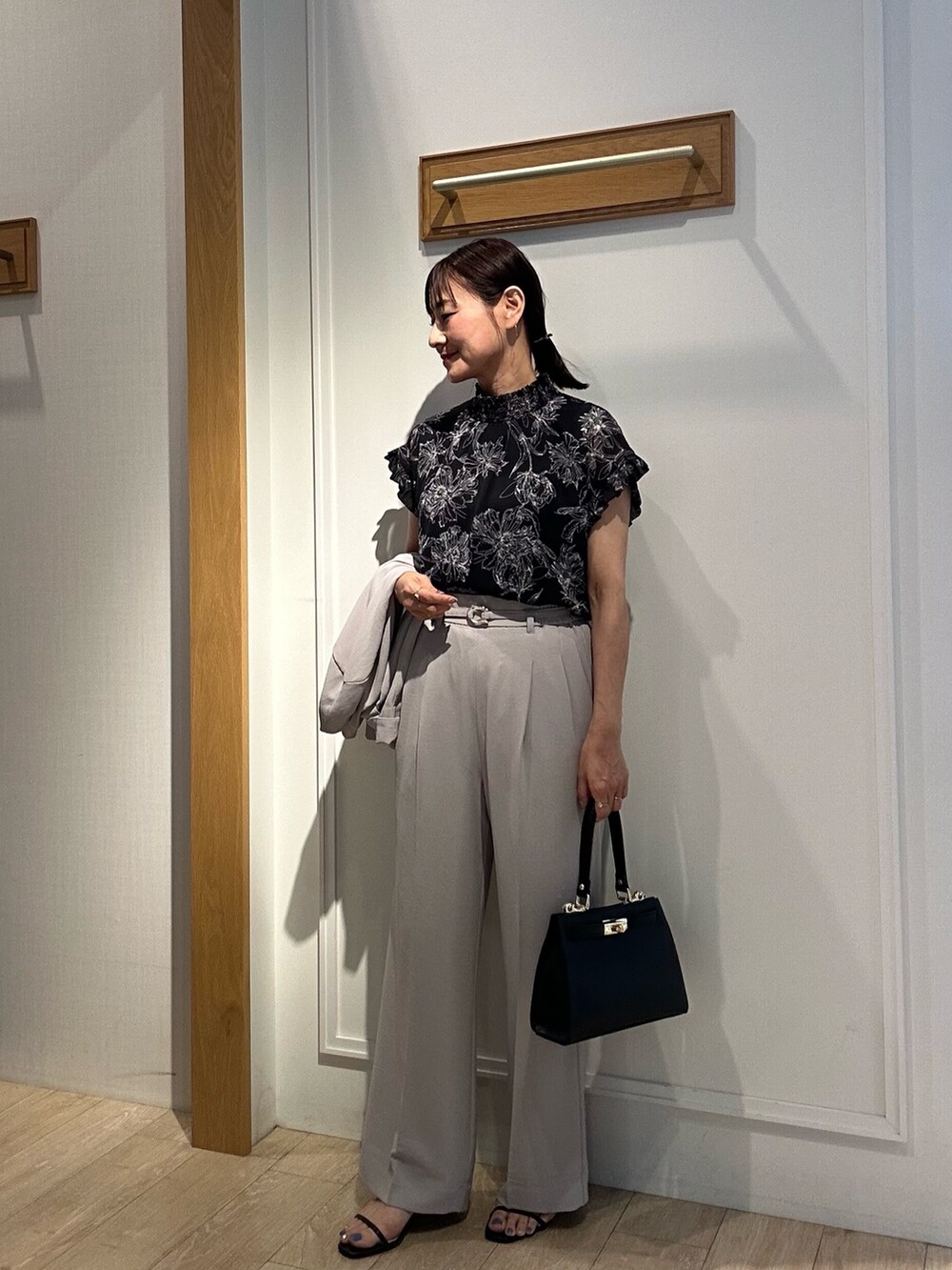 「柄シャツ、夏コーデ、シャツスタイル、パンツコーデ、150cmコーデ、セットアップ、セットアップスタイル、お仕事コーデ、お仕事、低身長コーデ、低身長女子、プリントブラウス、40代ファッション、40代、パンツスタイル」｜「MICO COULIERの線画フラワープリントブラウス（シャツ/ブラウス、ブラック系）」を使った、daimonさん（レディース・154cm）の夏コーディネートの6枚目の写真
