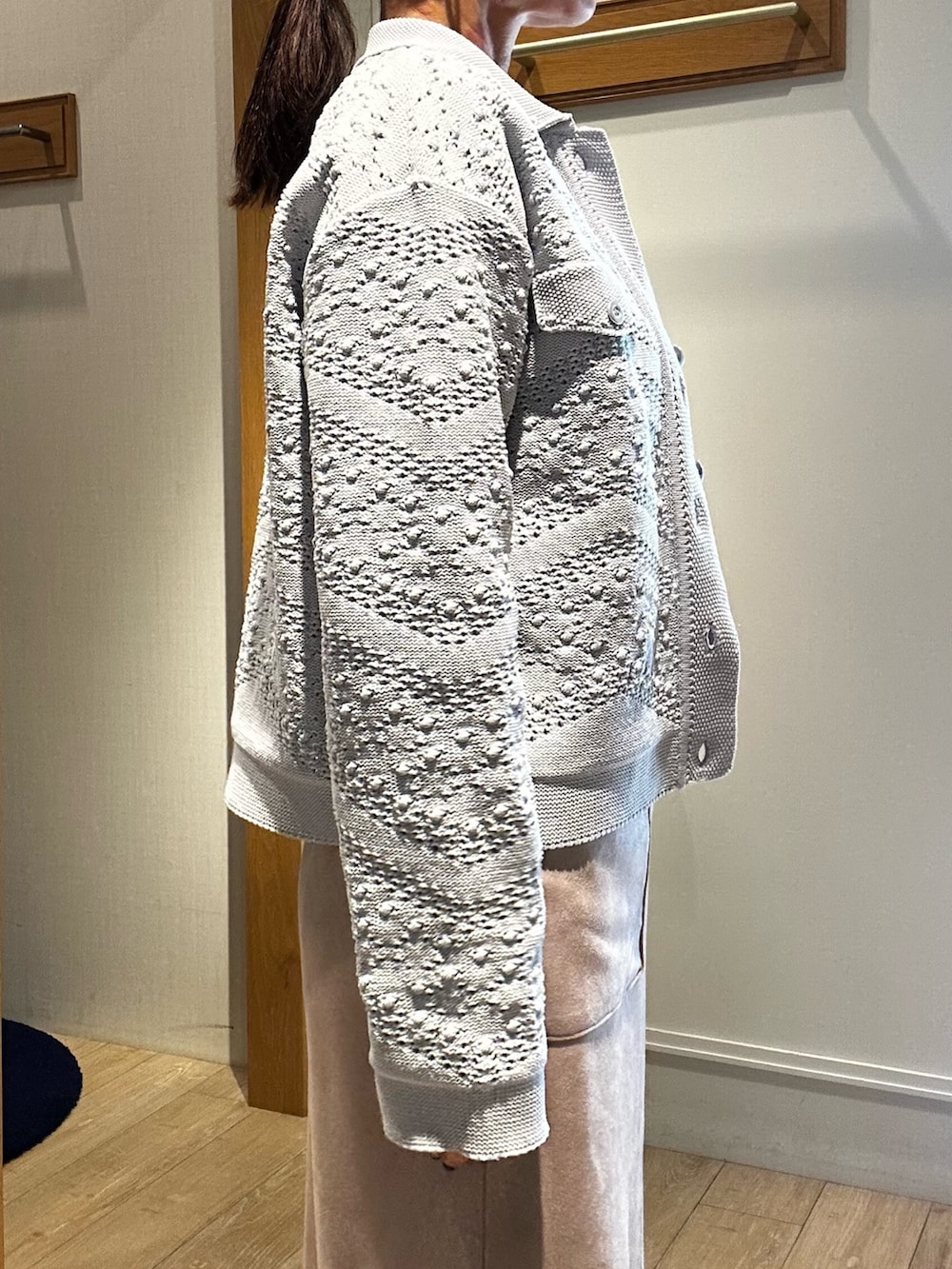 グレー系のカーディガン/ボレロ、ホワイト系のその他パンツ、ホワイト系のTシャツ/カットソーを着用したレディースの冬コーディネートの7枚目の写真