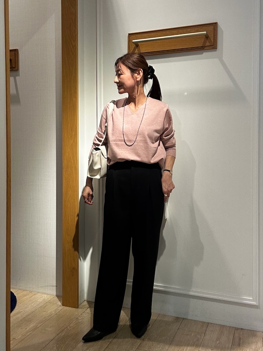 ブラック系のショルダーバッグ、ブラック系のその他パンツ、グレー系のブルゾンを着用したレディースの秋コーディネートの5枚目の写真