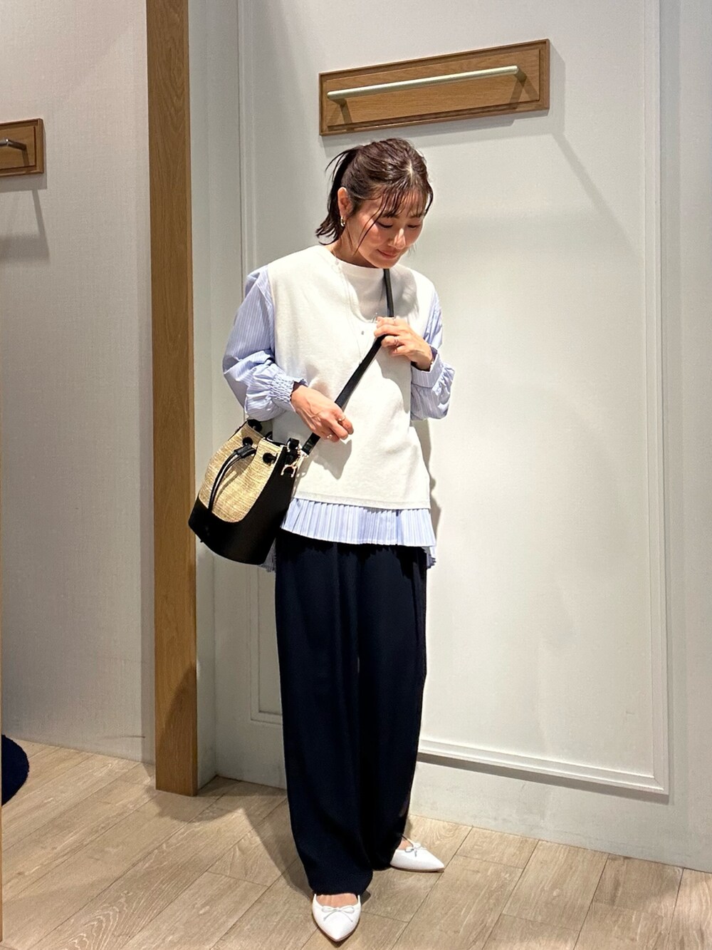 「春コーデ、春、オトナ女子、おでかけコーデ、パンツコーデ、オトナカジュアル、ラクチンコーデ、大人可愛い、はるコーデ、お出かけコーデ、春カラー、大人コーデ、休日スタイル、レイヤードスタイル、ショルダーバッグ」｜「MICO COULIERのミラノリブベスト+ブラウスセット（ニット/セーター、ホワイト系）」を使った、daimonさん（骨格ナチュラル・レディース・154cm）の春コーディネートの5枚目の写真