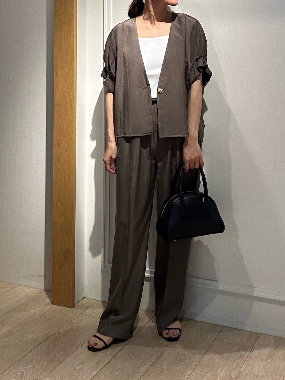 グリーン系のその他パンツ、ブラウン系のサンダル、グリーン系のノーカラージャケットを着用したレディースの夏コーディネートの10枚目の写真