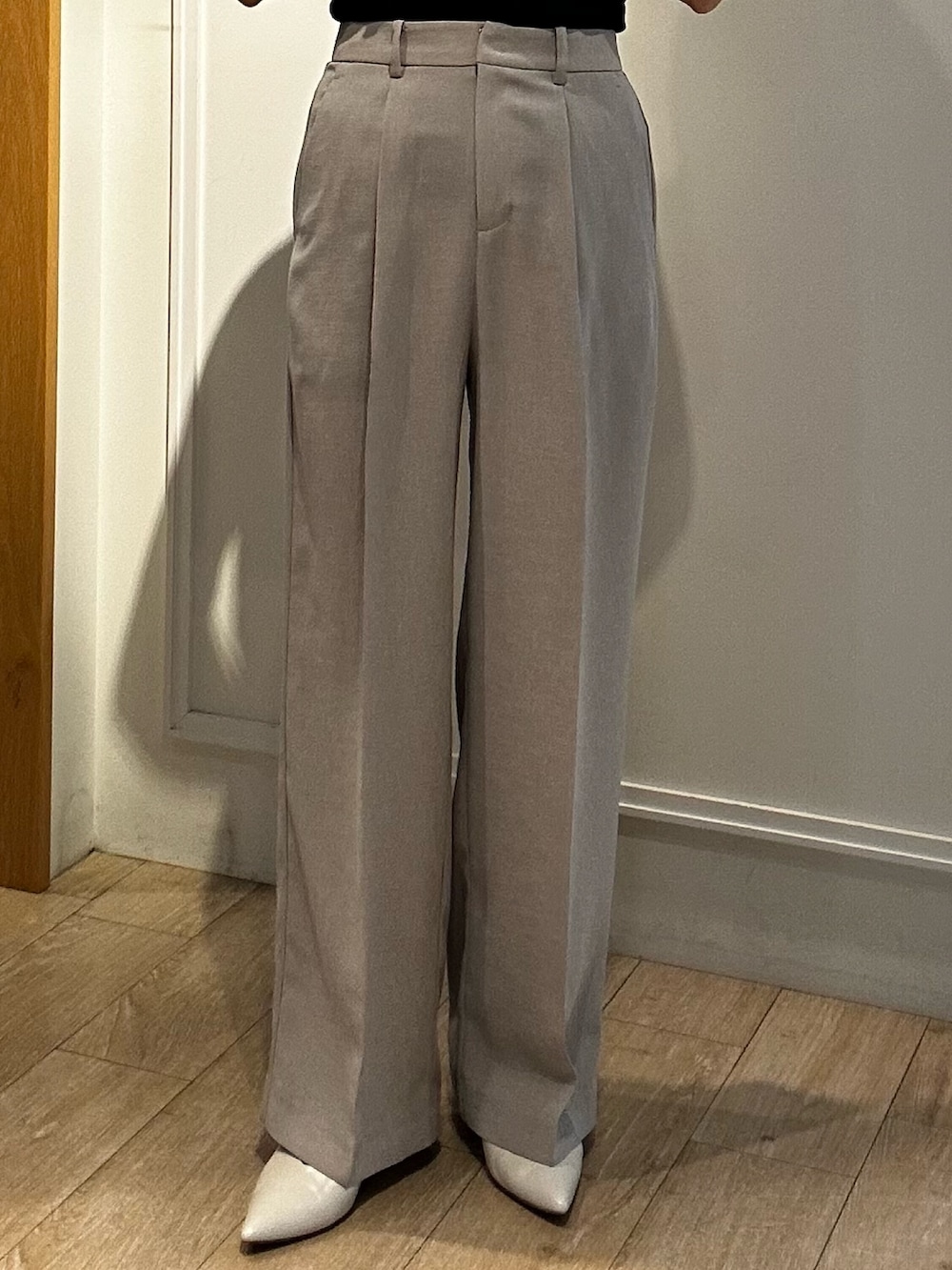 ブルー系のノーカラージャケット、ブルー系のその他パンツ、ブルー系のシャツ/ブラウスを着用したレディースの春コーディネートの10枚目の写真