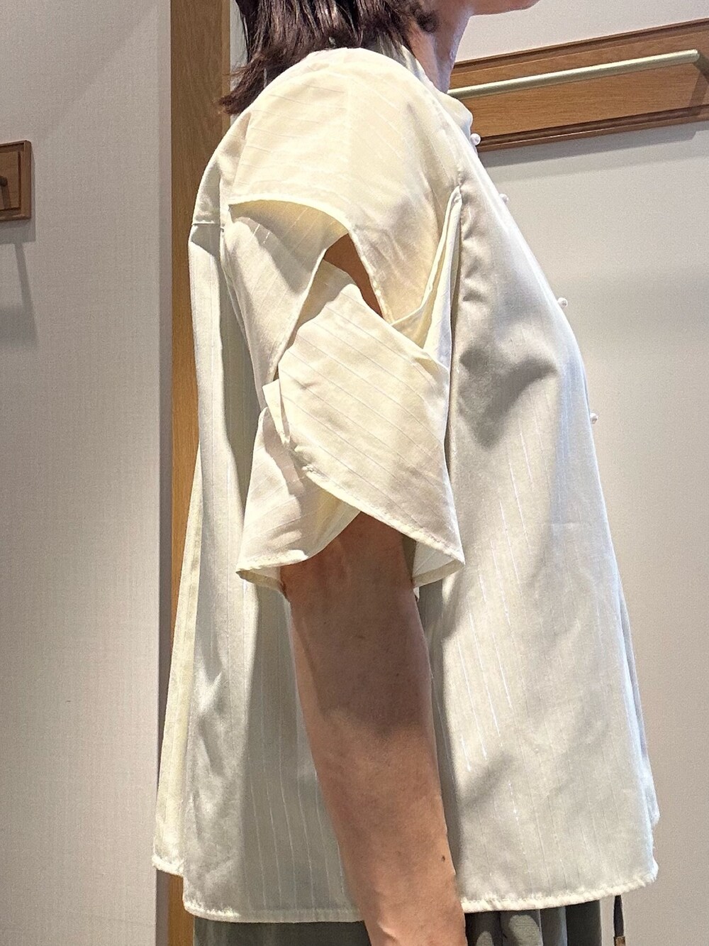 「柄シャツ、ワイドパンツ、サンダル、シャツスタイル、シンプルコーデ、きれいめコーデ、楽チンコーデ、大人女子、低身長女子、大人ファッション、低身長コーデ、おしゃれさんと繋がりたい、オフィスカジュアル、大人コーデ、アラフォー」｜「NOLLEY’Sのアイテム（バッグ、レッド系）」を使った、daimonさん（レディース・154cm）の春コーディネートの7枚目の写真