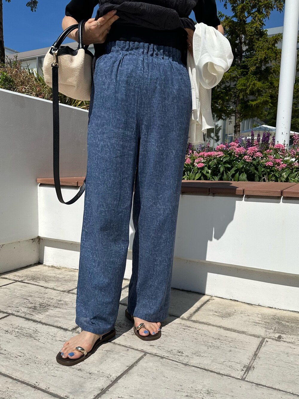 グレー系のTシャツ/カットソー、ブルー系のその他パンツ、ホワイト系のカーディガン/ボレロを着用したレディースの夏コーディネートの9枚目の写真