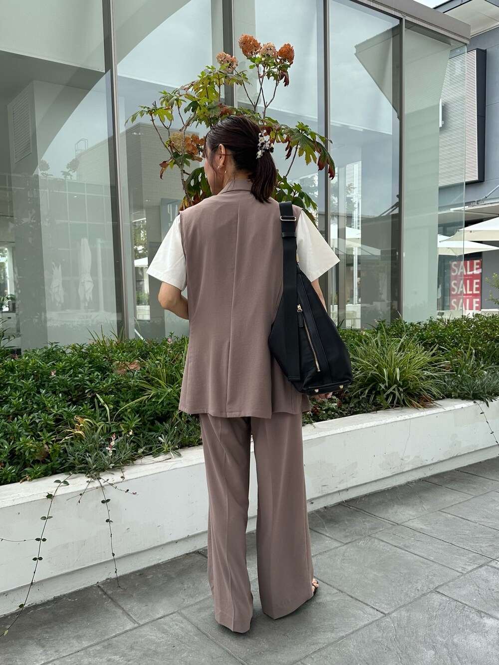 イエロー系のテーラードジャケット、イエロー系のその他パンツ、ホワイト系のTシャツ/カットソーを着用したレディースの夏コーディネートの4枚目の写真