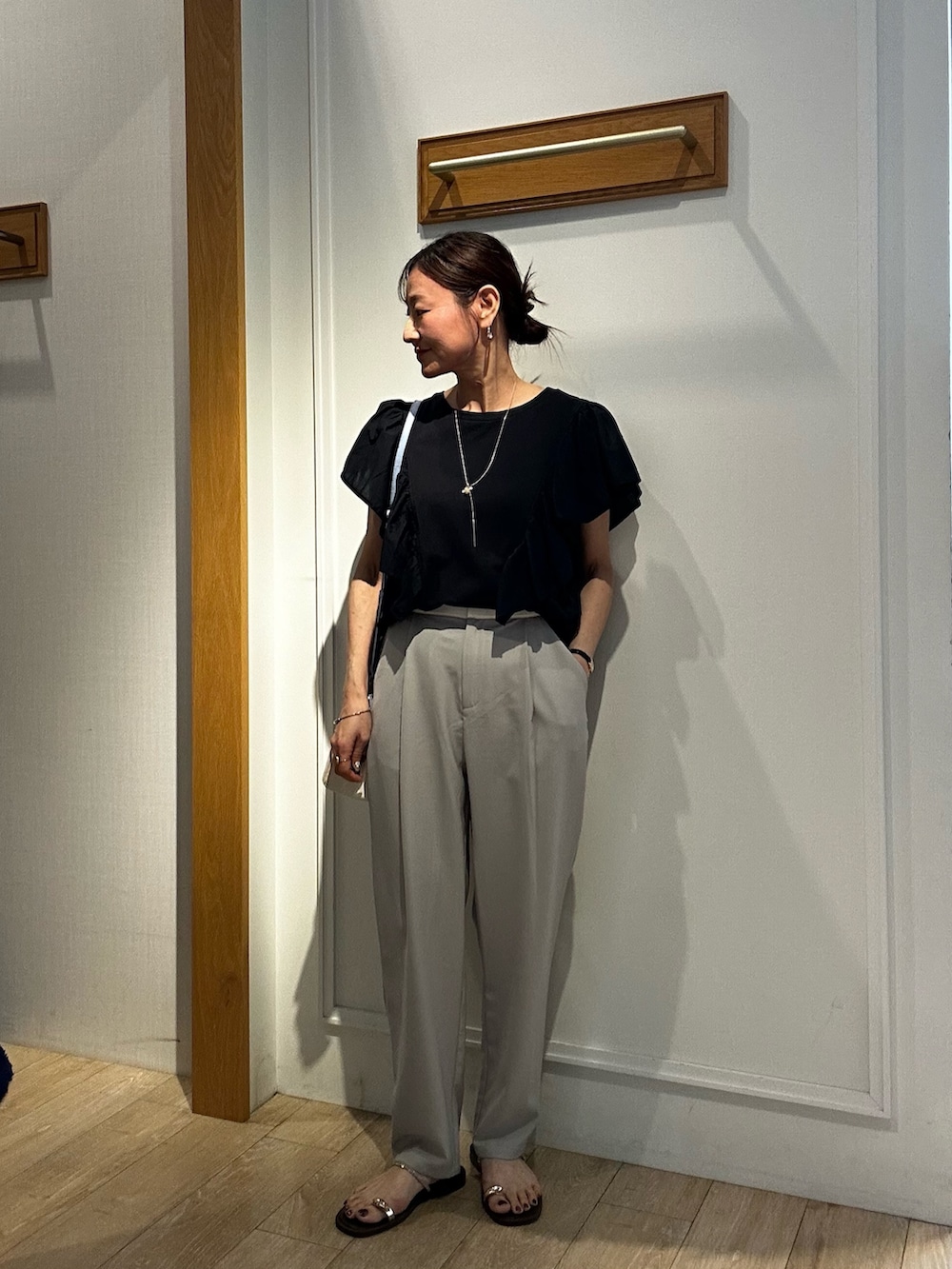 ブラック系のTシャツ/カットソー、ブラウン系のテーラードジャケット、ベージュ系のその他パンツを着用したレディースの夏コーディネートの6枚目の写真