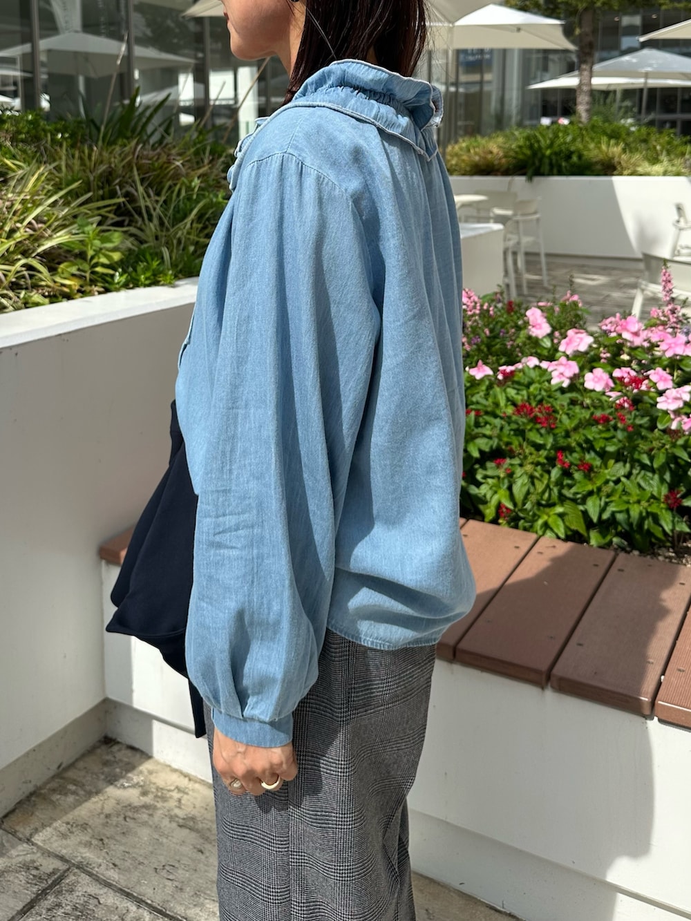 「チェック、秋服準備はじめました、きれいめカジュアル、シンプルコーデ、お出かけコーデ、デニム、秋コーデ、ジャケット、秋のコーデ、大人ファッション、オトナカジュアル、低身長コーデ、低身長女子、150cm台コーデ、デニムシャツ」｜「MICO COULIERのライトデニムフリルブラウス（シャツ/ブラウス、ブルー系）」を使った、daimonさん（レディース・154cm）の秋コーディネートの6枚目の写真