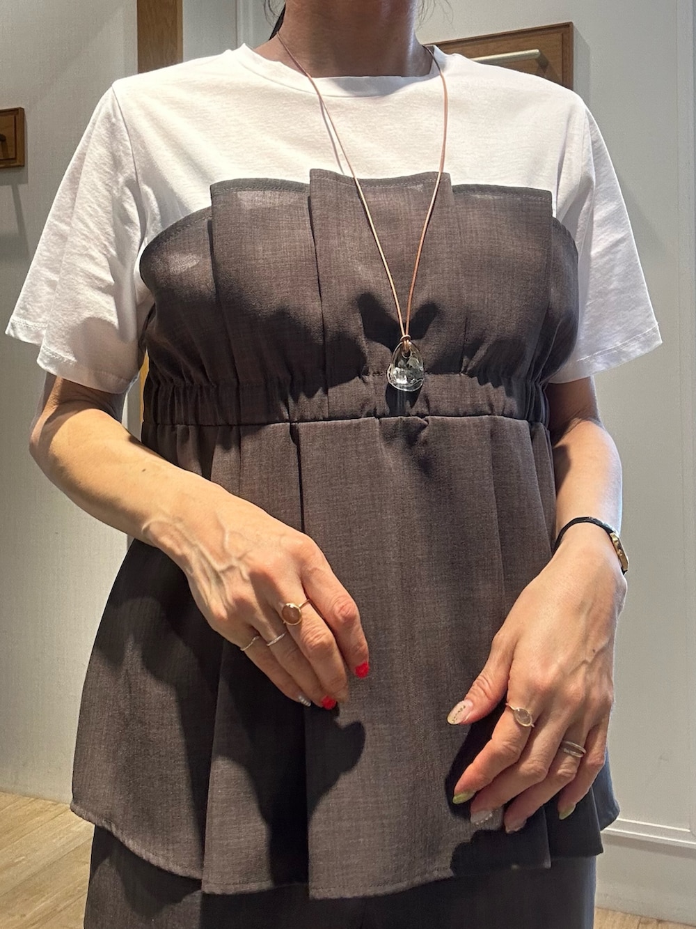 ブルー系のブルゾン、ブルー系のショルダーバッグ、グリーン系のシャツ/ブラウスを着用したレディースの春コーディネートの6枚目の写真