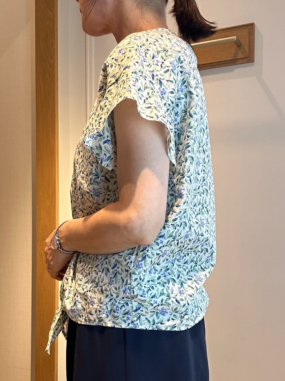 ブルー系のその他パンツ、グリーン系のシャツ/ブラウス、ゴールド系のネックレスを着用したレディースの春コーディネートの7枚目の写真