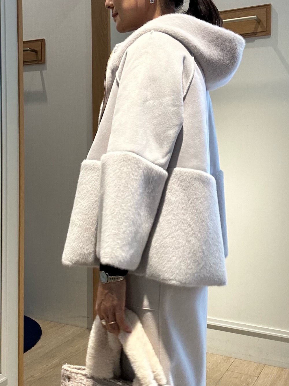 グレー系のブルゾンを着用したレディースの冬コーディネートの7枚目の写真