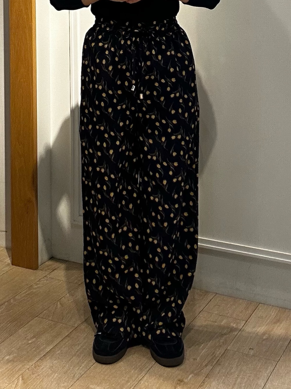 ブルー系のその他パンツ、ブルー系のシャツ/ブラウスを着用したレディースの冬コーディネートの9枚目の写真