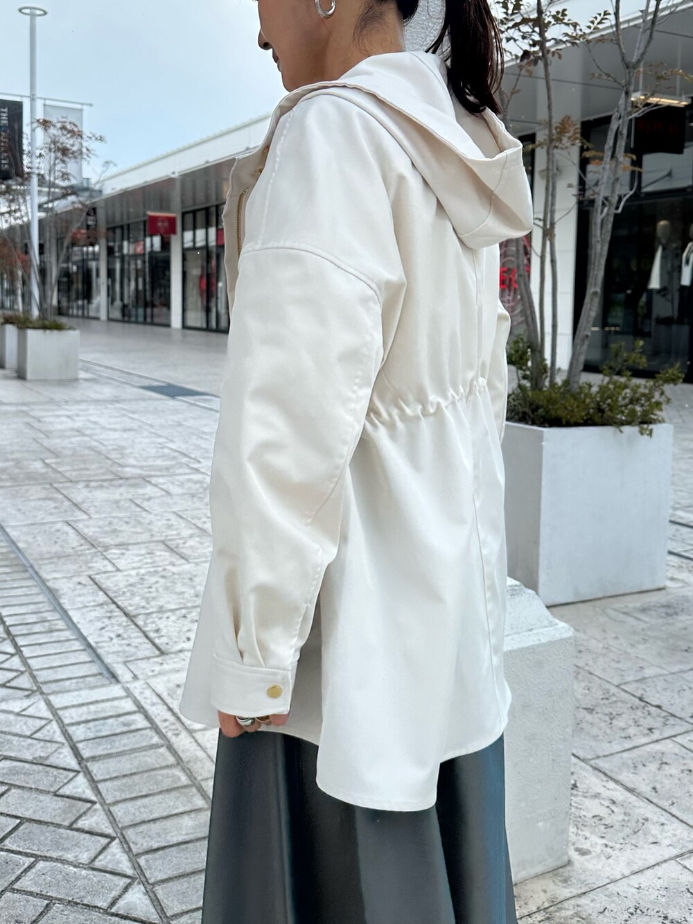 ホワイト系のブルゾン、イエロー系のシャツ/ブラウス、グリーン系のスカートを着用したレディースの冬コーディネートの7枚目の写真