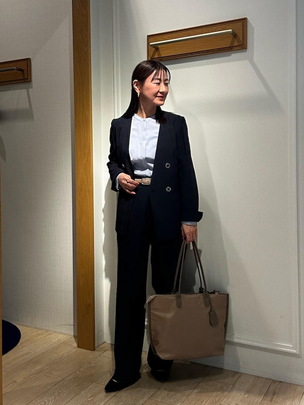 ブルー系のダウンジャケット/コート、ブルー系のその他パンツ、ブルー系のシャツ/ブラウスを着用したレディースの冬コーディネートの5枚目の写真