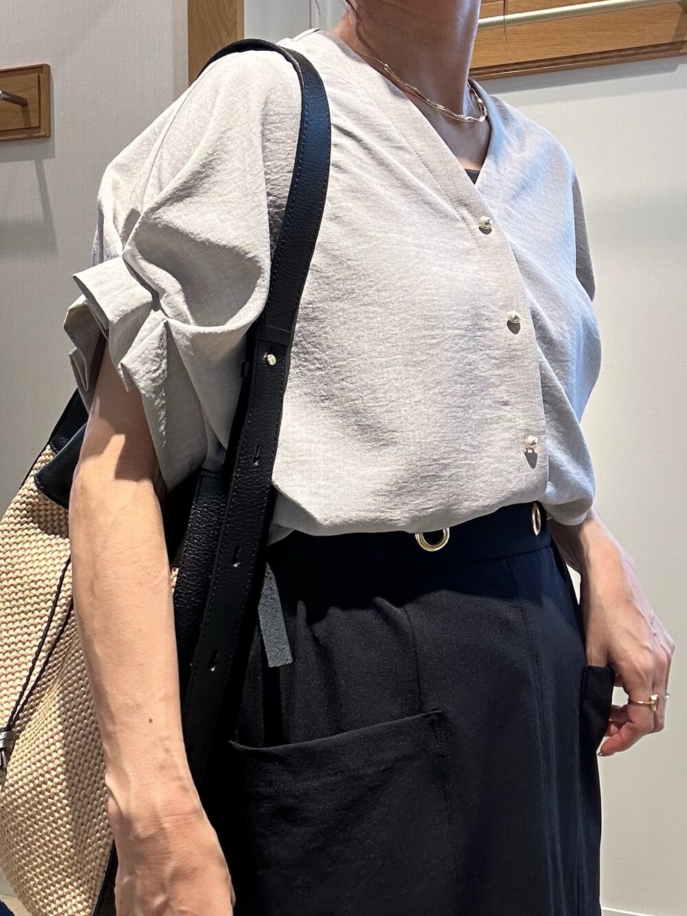 ベージュ系のシャツ/ブラウス、ブラック系のスカート、ブラック系のサンダルを着用したレディースの夏コーディネートの8枚目の写真