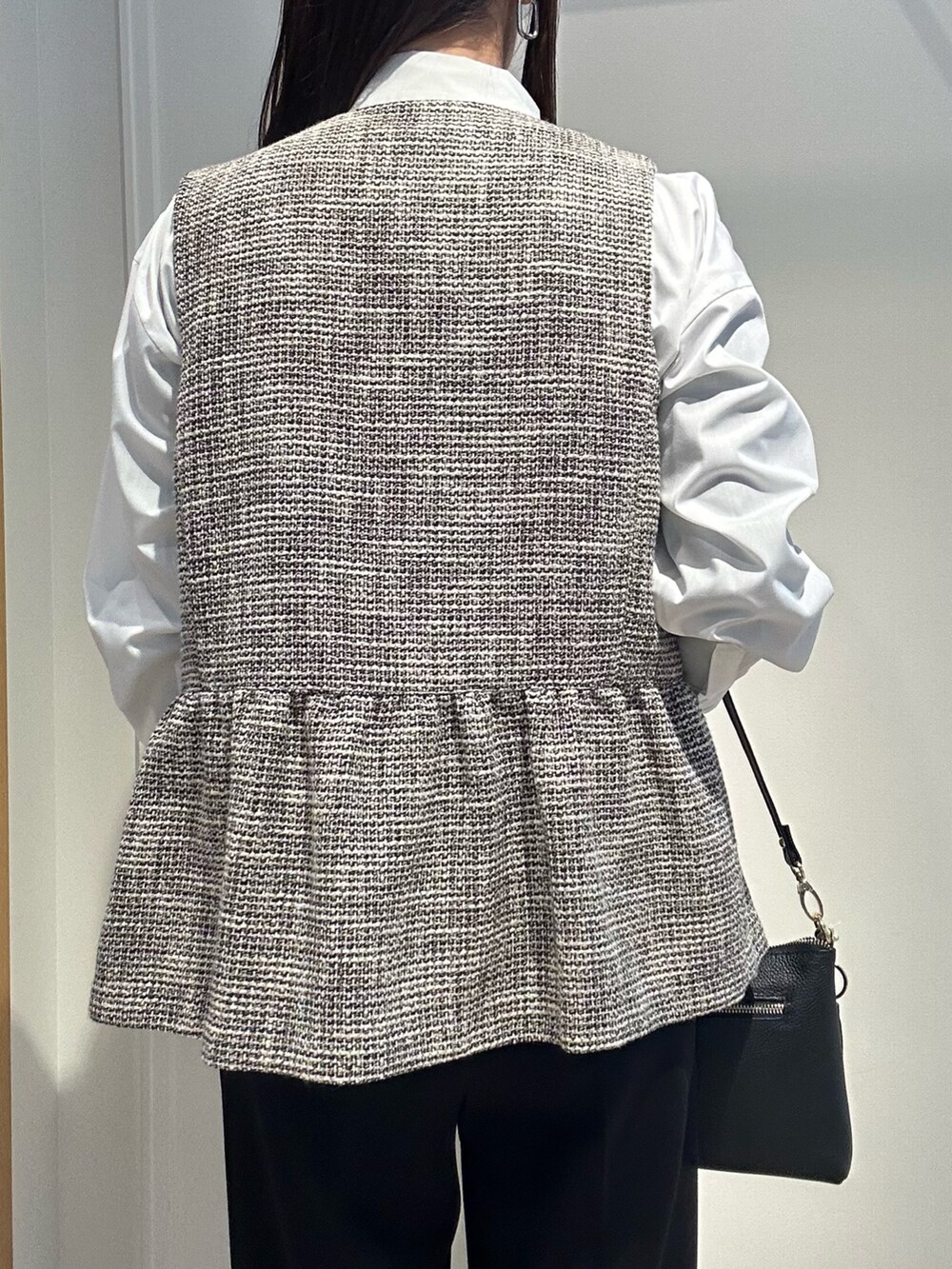 「レイヤードスタイル、大人女子、春服、パンツコーデ、きれいめコーディネート、入学式、入学式コーデ、入学式ママコーデ、卒業式コーデ、卒業式ママコーデ、セレモニーコーデ、オケージョン、低身長、低身長コーデ、ジレ」｜「MICO COULIERの《オケージョン対応》ドライスピン杢ツィード/バスケットラメツィードベスト（ノーカラージャケット、ブラック系）」を使った、daimonさん（レディース・154cm）の冬コーディネートの6枚目の写真