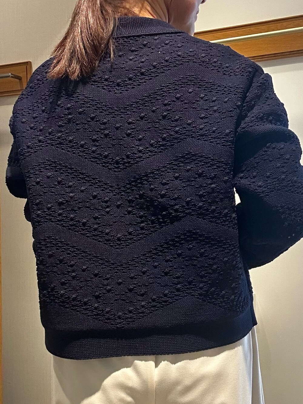 ブルー系のカーディガン/ボレロ、ホワイト系のTシャツ/カットソー、ホワイト系のその他パンツを着用したレディースの冬コーディネートの8枚目の写真