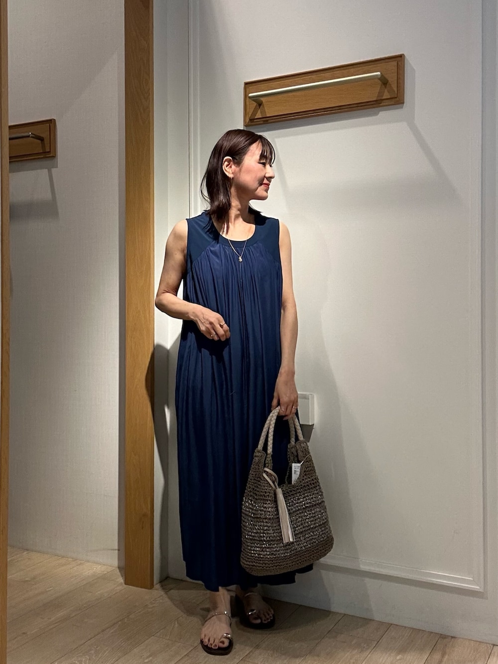 ブルー系のワンピース、ホワイト系のカーディガン/ボレロを着用したレディースの春コーディネートの2枚目の写真