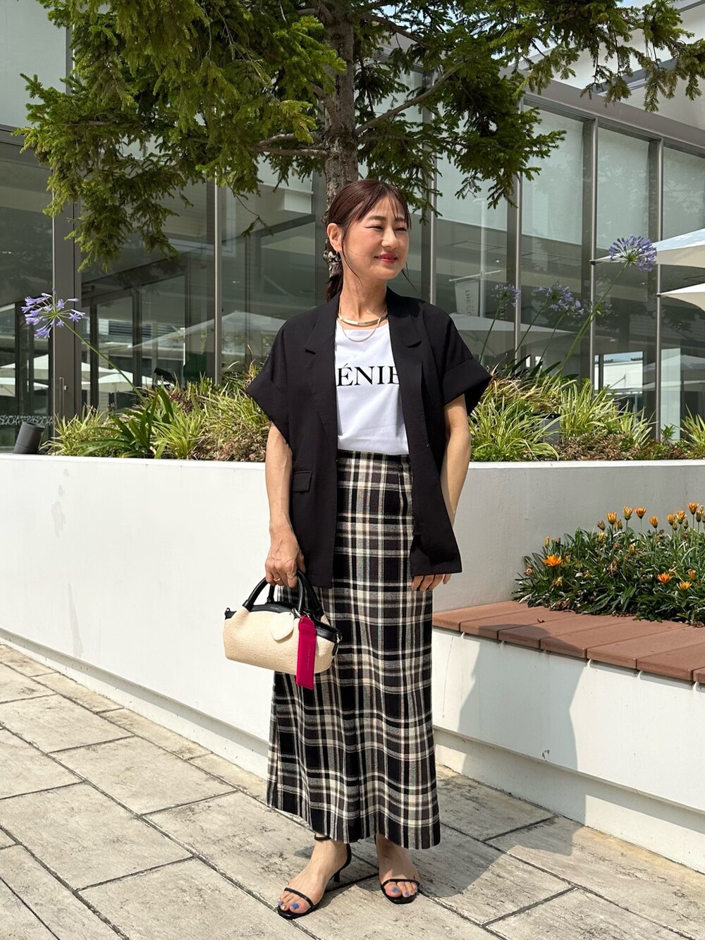 ブラック系のテーラードジャケット、ホワイト系のTシャツ/カットソー、ブラック系のバックパック/リュックを着用したレディースの夏コーディネートの9枚目の写真