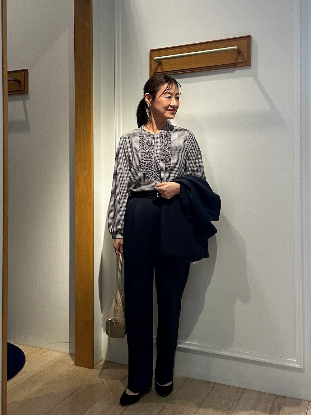 ブルー系のダウンジャケット/コート、ブルー系のその他パンツ、ホワイト系のシャツ/ブラウスを着用したレディースの秋コーディネートの10枚目の写真