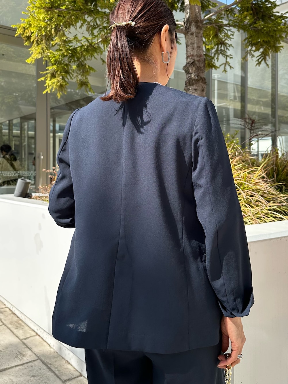 「春めき満開コーデ、春服、ワントーンコーデ、低身長コーデ、低身長女子、40代ファッション、セットアップ、セットアップスタイル、セットアップコーデ、ネイビーコーデ、ネイビージャケット、ＵＶカット、お仕事、お仕事コーデ、パンツスーツ」｜「MICO COULIERのジョーゼットプリーツブラウス（シャツ/ブラウス、ホワイト系）」を使った、daimonさん（骨格ナチュラル・レディース・154cm）の春コーディネートの8枚目の写真