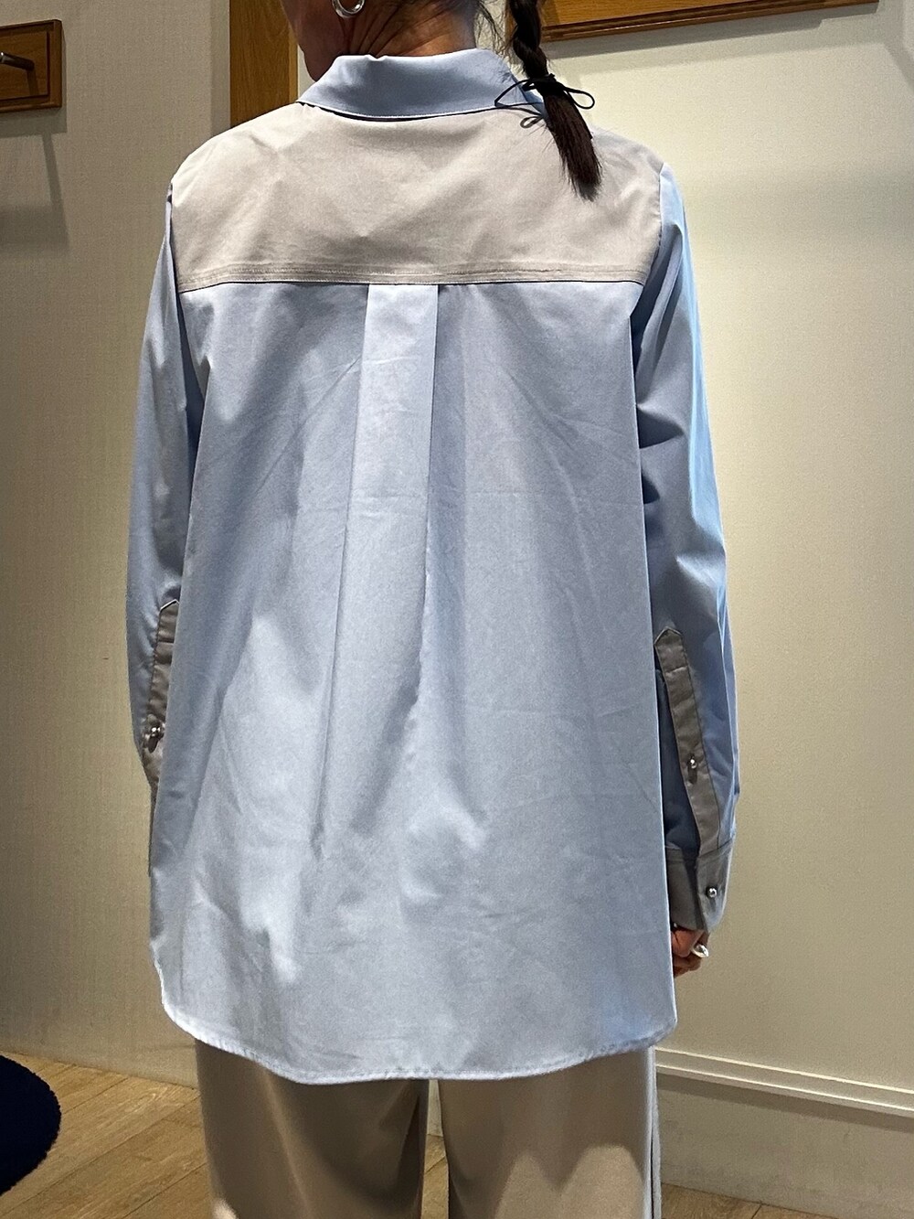 ブルー系のシャツ/ブラウス、ベージュ系のその他パンツ、ブルー系のその他アウターを着用したレディースの春コーディネートの6枚目の写真