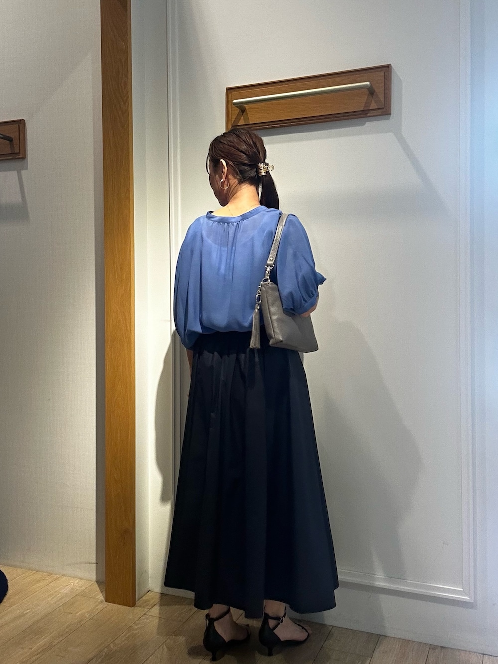 ブルー系のシャツ/ブラウス、ホワイト系のTシャツ/カットソー、ブルー系のスカートを着用したレディースの夏コーディネートの3枚目の写真