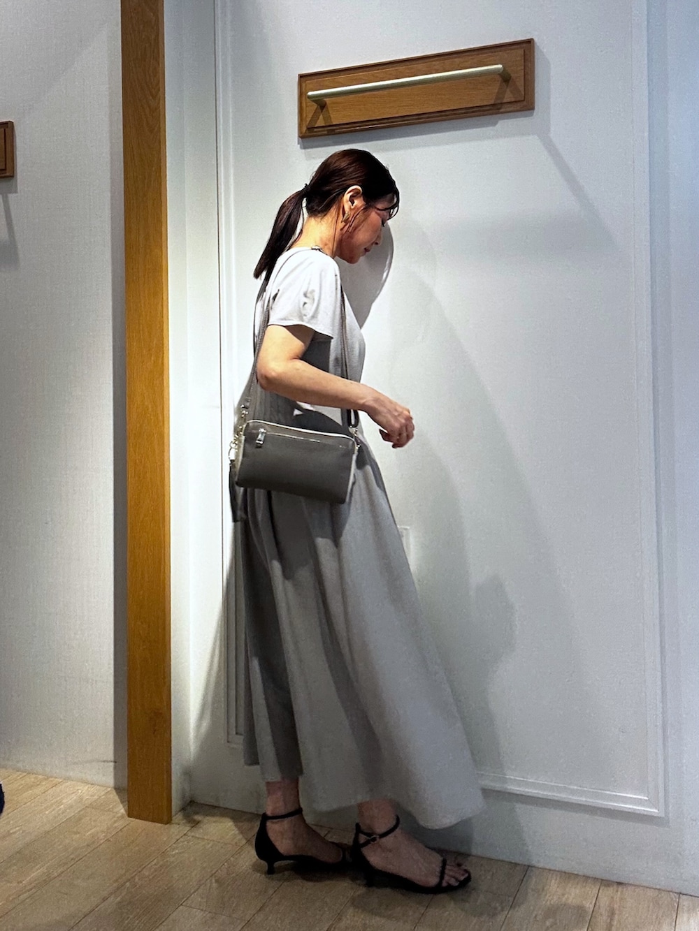 ブルー系のカーディガン/ボレロ、ベージュ系のワンピース、ブラウン系のノーカラージャケットを着用したレディースの春コーディネートの9枚目の写真