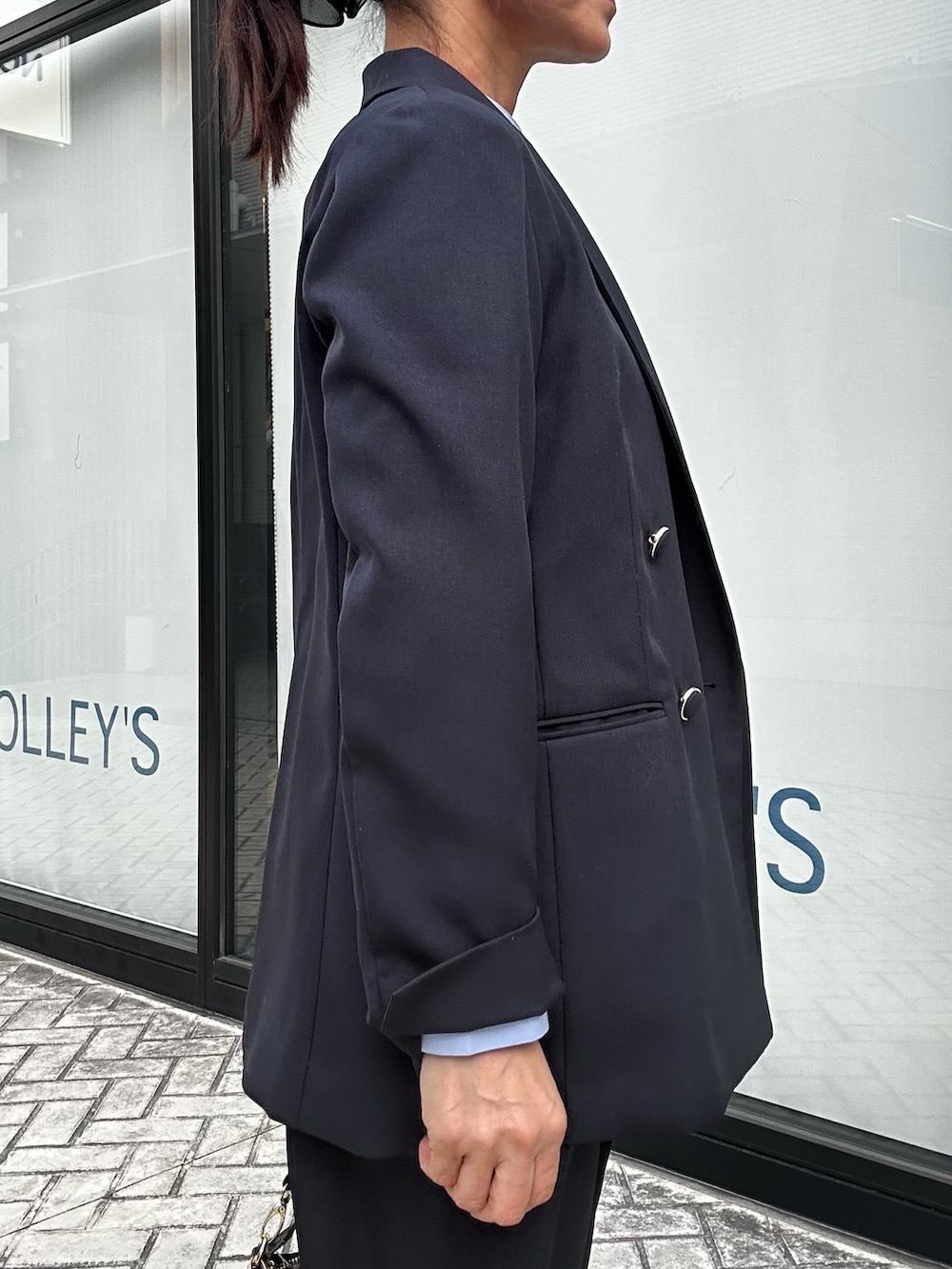 ブルー系のテーラードジャケット、ブルー系のその他パンツ、ブラック系のショルダーバッグを着用したレディースの冬コーディネートの7枚目の写真