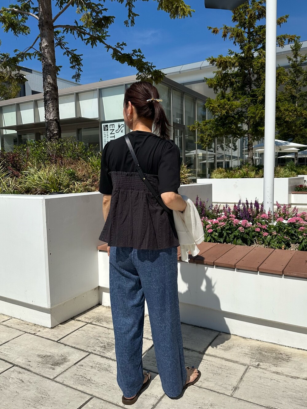 グレー系のTシャツ/カットソー、ブルー系のその他パンツ、ホワイト系のカーディガン/ボレロを着用したレディースの夏コーディネートの4枚目の写真