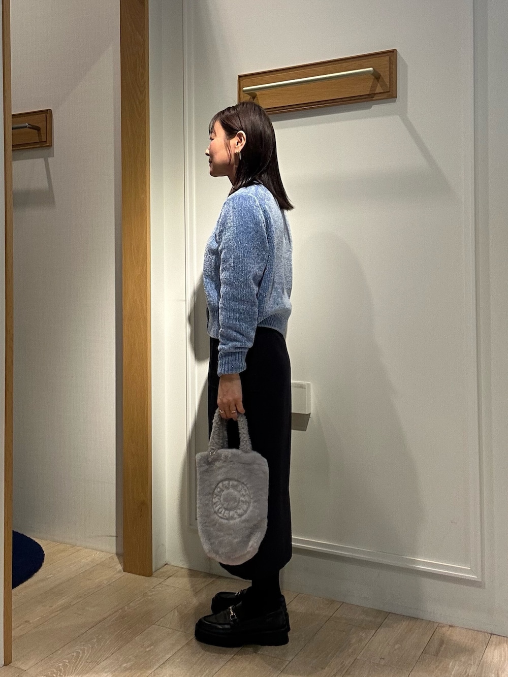 ホワイト系のTシャツ/カットソー、パープル系のスカート、グレー系のトートバッグを着用したレディースの秋コーディネートの2枚目の写真