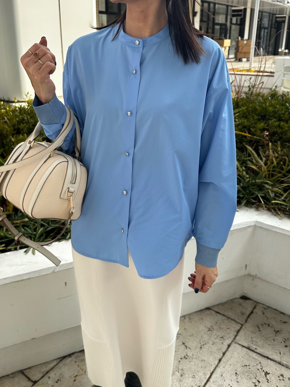 ホワイト系のパーカー、ホワイト系のスカート、ブルー系のシャツ/ブラウスを着用したレディースの冬コーディネートの10枚目の写真