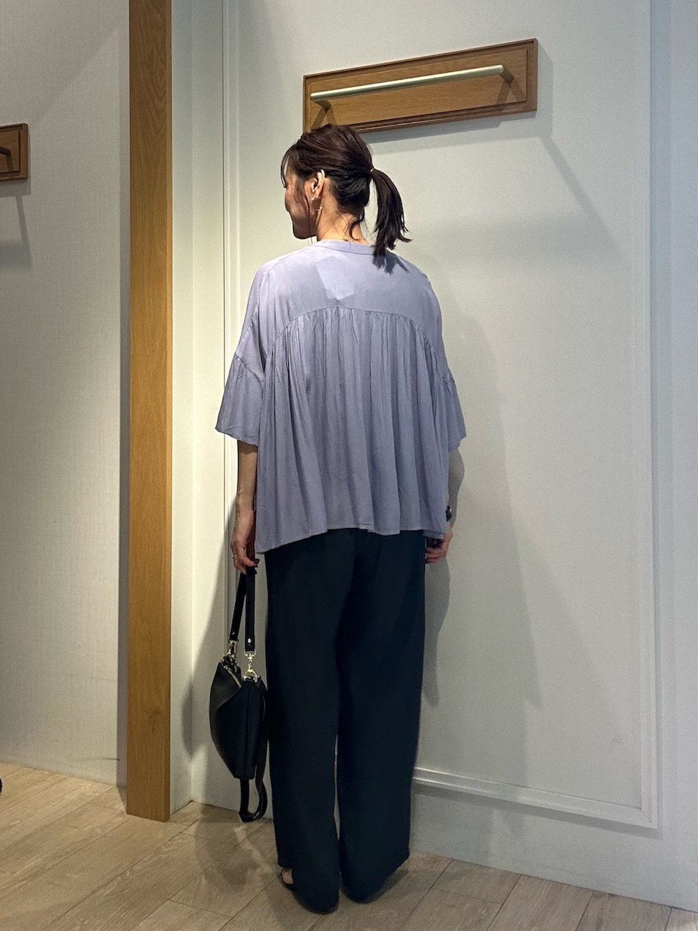 ブラック系のTシャツ/カットソー、ブラック系のその他パンツ、ブルー系のシャツ/ブラウスを着用したレディースの夏コーディネートの3枚目の写真