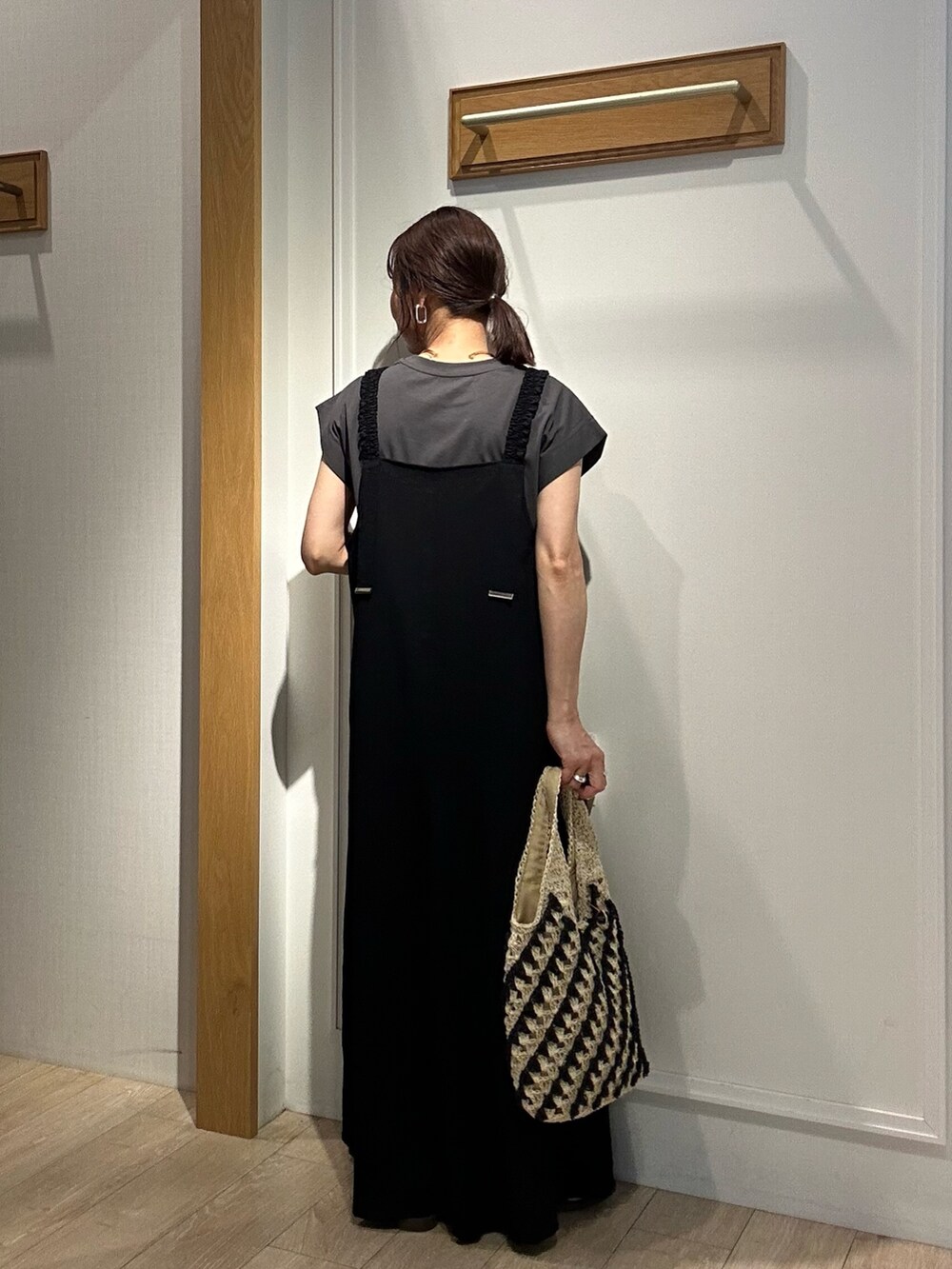 ホワイト系のカーディガン/ボレロ、ブラック系のワンピース、ゴールド系のネックレスを着用したレディースの夏コーディネートの10枚目の写真