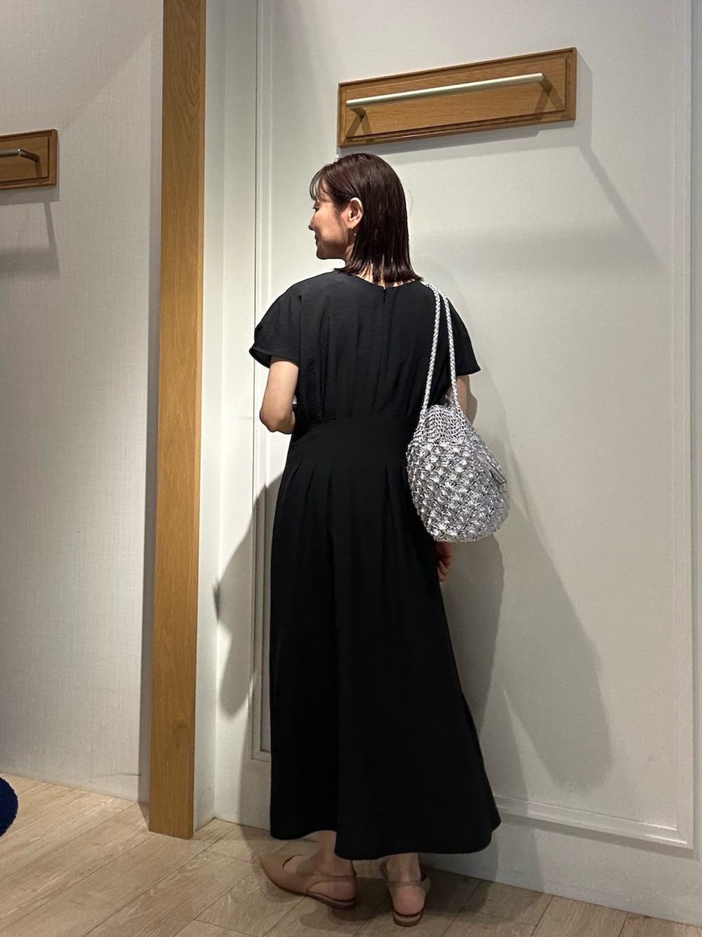 「オトナ女子、春服コーデ、大人ファッション、今日のコーデ、夏コーデ、夏ファッション、大人可愛い、授業参観日コーデ、低身長コーデ、低身長女子、150cm台コーデ、40代ファッション、ワンピース、ワントーンコーデ」｜「MICO COULIERのサップタンブラーワンピース（ワンピース、グレー系）」を使った、daimonさん（骨格ナチュラル・レディース・154cm）の春コーディネートの2枚目の写真