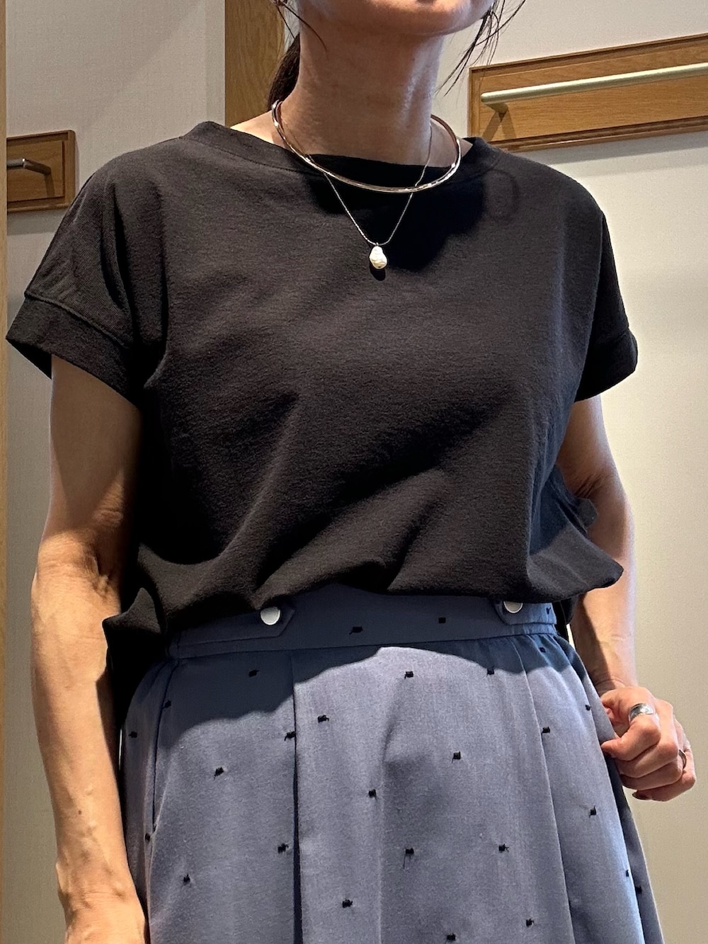 「サンダル、黒Tシャツ、低身長コーデ、春夏コーデ、大人カジュアルコーデ、楽チンコーデ、大人コーデ、夏、スカートコーデ、低身長女子、150cm台コーデ、大人カジュアル、大人ファッション、40代ファッション、ドットスカート」｜「fredy couleurのマチ付デザイン袖麻調カットT（Tシャツ/カットソー、ブラック系）」を使った、daimonさん（レディース・154cm）の夏コーディネートの5枚目の写真