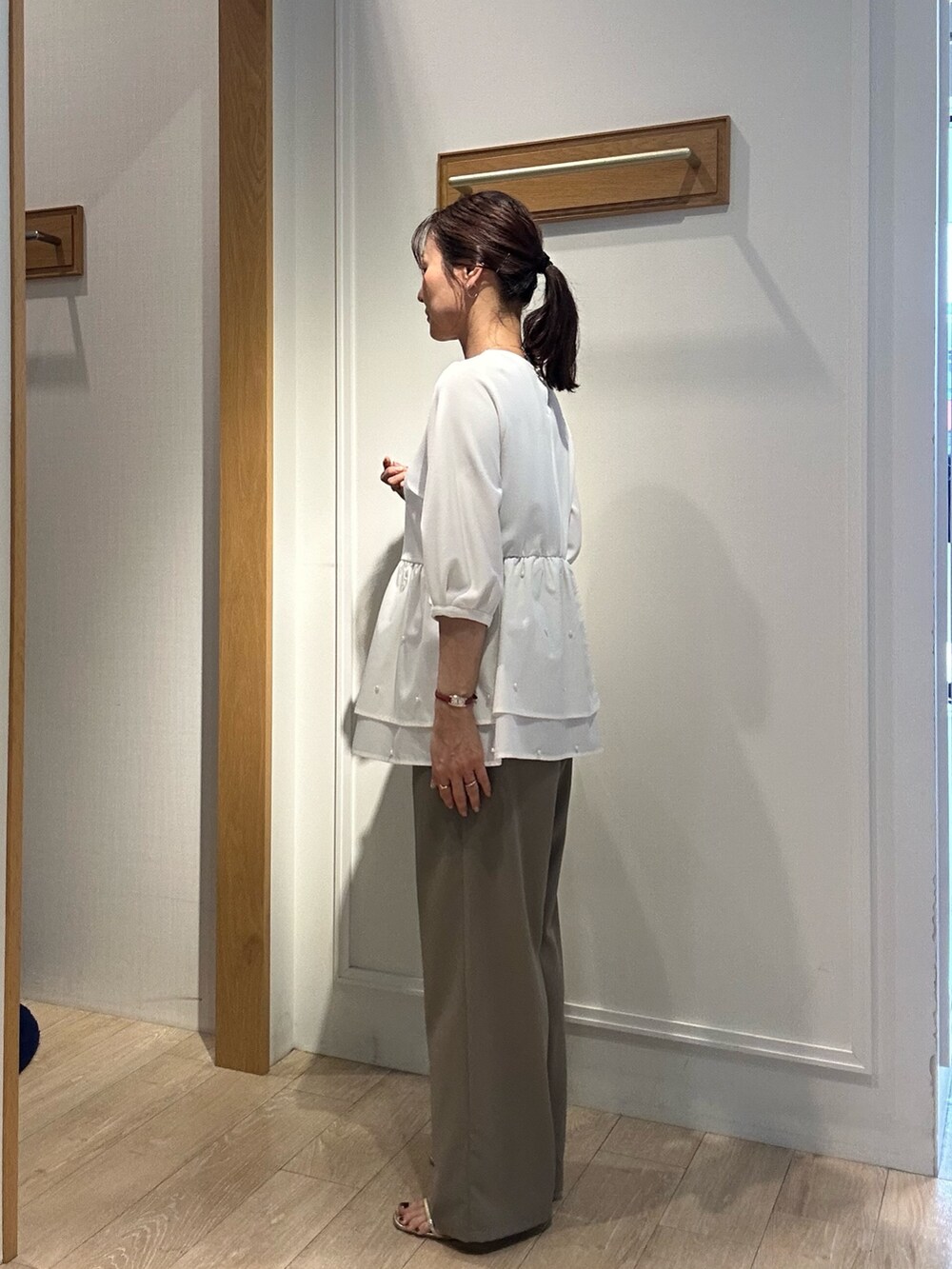 ホワイト系のシャツ/ブラウス、グリーン系のその他パンツ、ホワイト系のボストンバッグを着用したレディースの春コーディネートの2枚目の写真