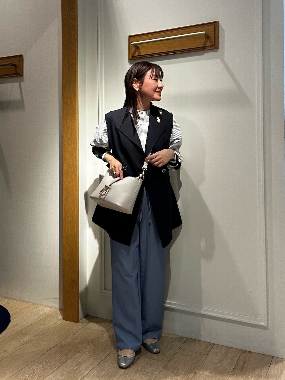 ブルー系のダウンジャケット/コート、ホワイト系のシャツ/ブラウス、ブルー系のデニムパンツを着用したレディースの冬コーディネートの5枚目の写真