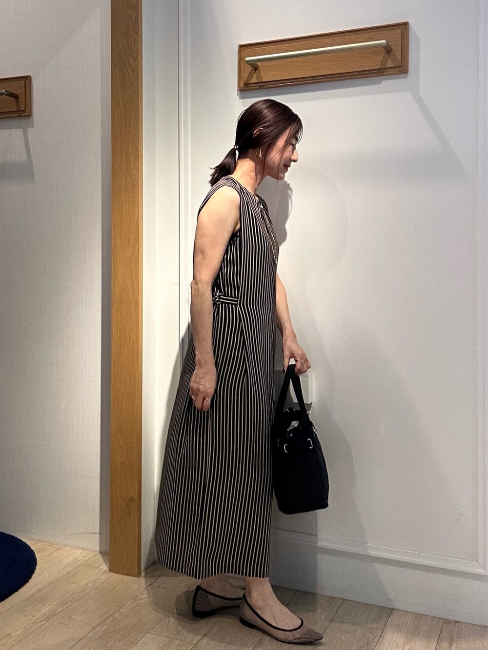 グレー系のテーラードジャケット、ブルー系のテーラードジャケット、ブラック系のトートバッグを着用したレディースの夏コーディネートの4枚目の写真