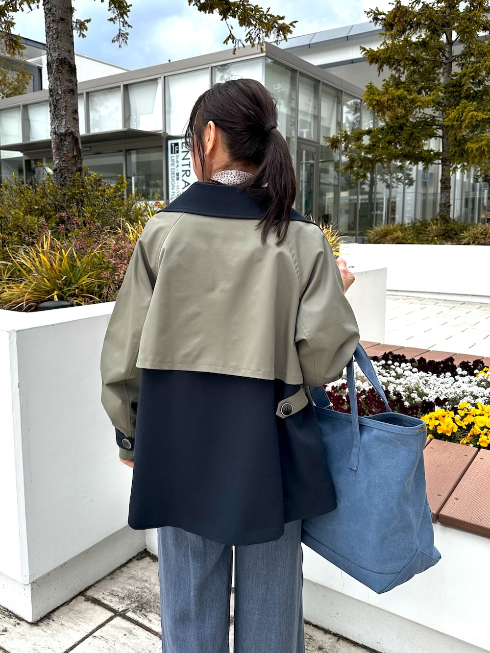 ブルー系のその他パンツ、ブルー系のトートバッグ、ホワイト系のシャツ/ブラウスを着用したレディースの春コーディネートの6枚目の写真