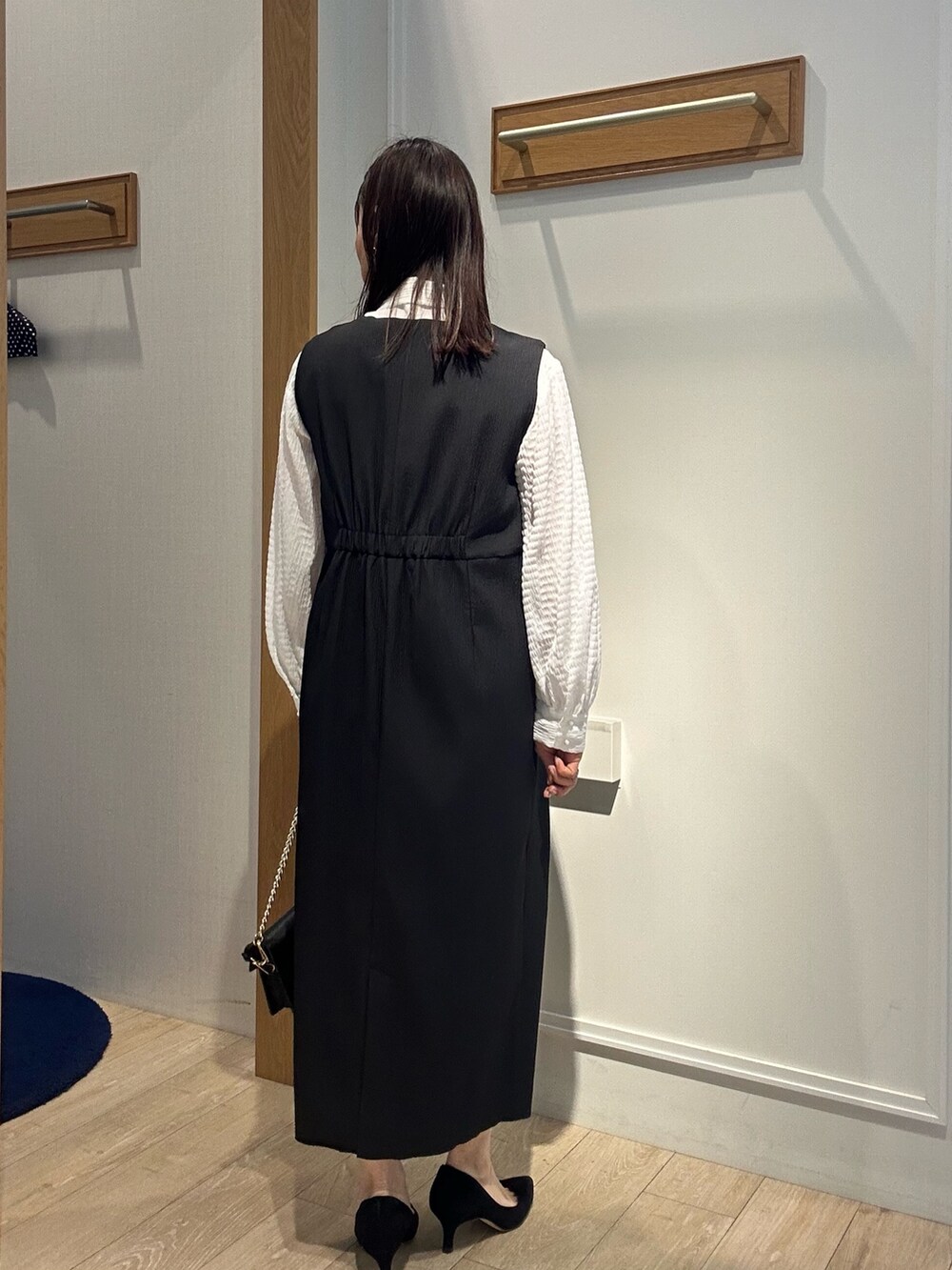 「春、大人女子、オフィススタイル、フェミニンコーデ、お仕事コーデ、キレイめ、ワンピース、ワンピーススタイル、ワンピースコーデ、入学式、入学式コーデ、入学式・卒業式、入学式ママコーデ、卒業式、卒業式コーデ」｜「MICO COULIERの《オケージョン対応》ふくれストライプワンピース（ワンピース、ブラック系）」を使った、daimonさん（骨格ナチュラル・レディース・154cm）の春コーディネートの3枚目の写真