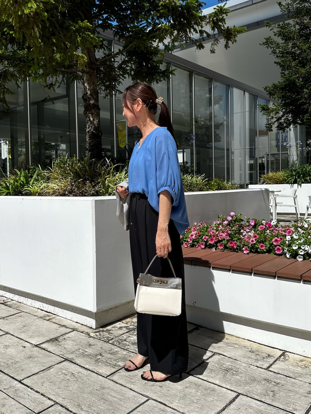 ブルー系のシャツ/ブラウス、ブルー系のその他パンツ、ベージュ系のショルダーバッグを着用したレディースの夏コーディネートの2枚目の写真
