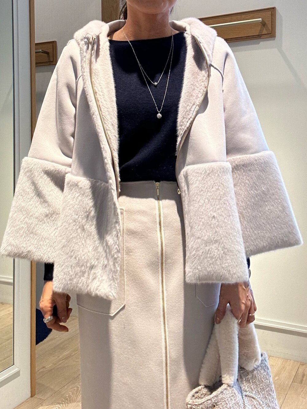 グレー系のブルゾンを着用したレディースの冬コーディネートの4枚目の写真