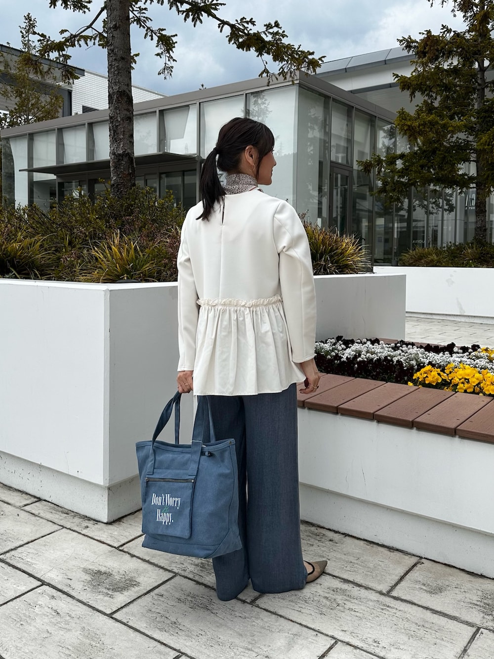 ホワイト系のシャツ/ブラウス、ブルー系のその他パンツ、ブルー系のトートバッグを着用したレディースの春コーディネートの3枚目の写真